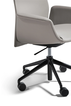 Poltrona-Frau_THE-OFFICE---CONFERENCE-ARMCHAIRS_s3nlIov6Ik.jpeg